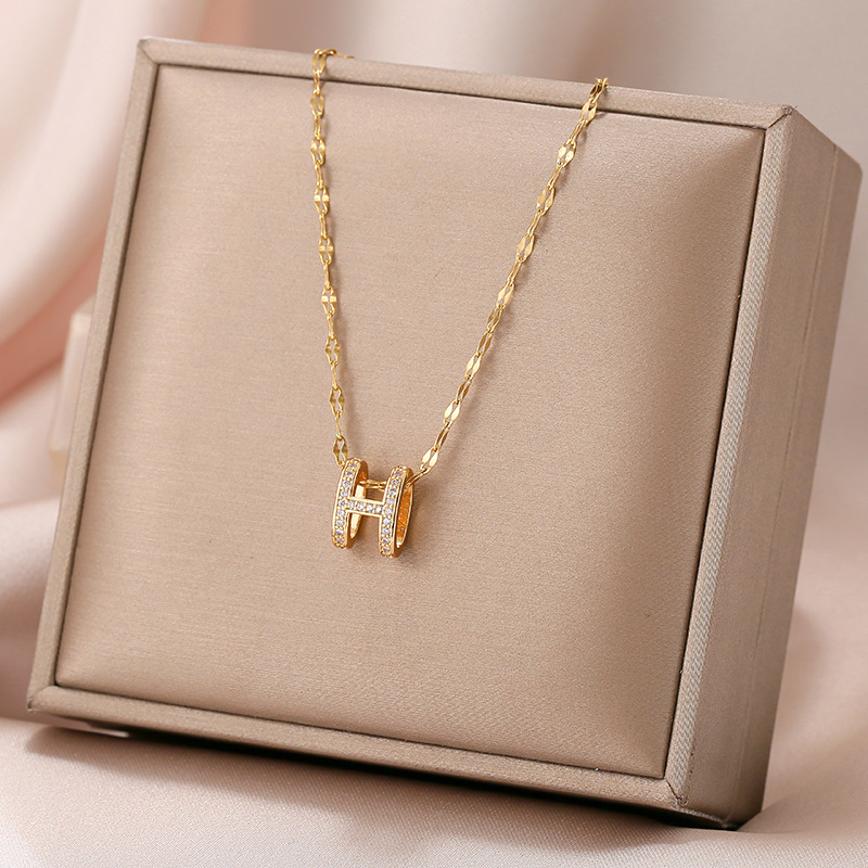 New golden H-letter titanium steel necklace, a high-end and niche female fashion collarbone chain accessory wholesale, light luxury full figure