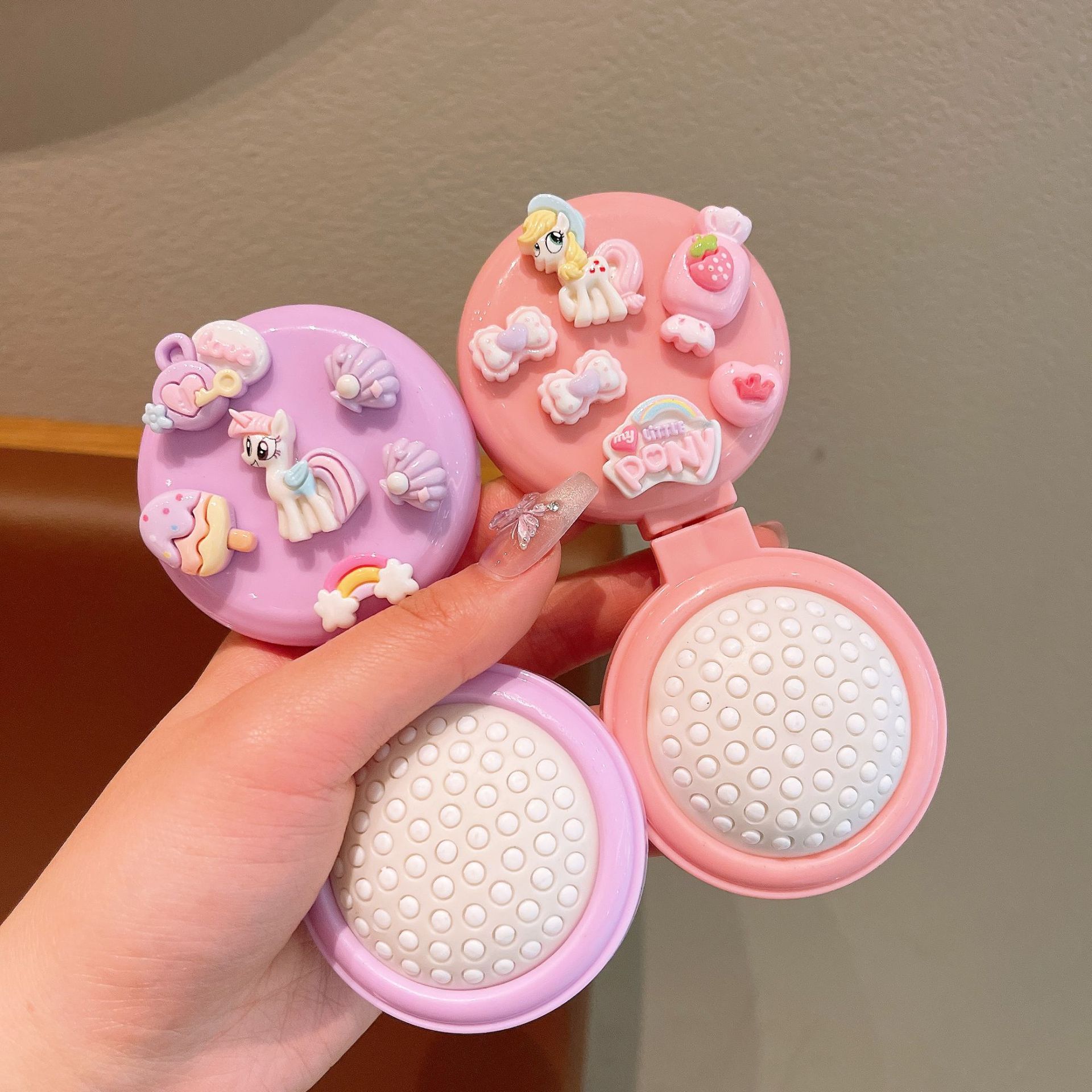 Cute cartoon mini folding comb for girls, portable air cushion comb, airbag massage comb and mirror all in one Application Scenario