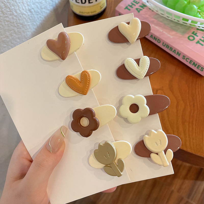 Mini heart-shaped coffee-colored hair root clips and hairpins, sweet summer bangs hair accessories, internet-famous cute clip hairstyle Specification drawing