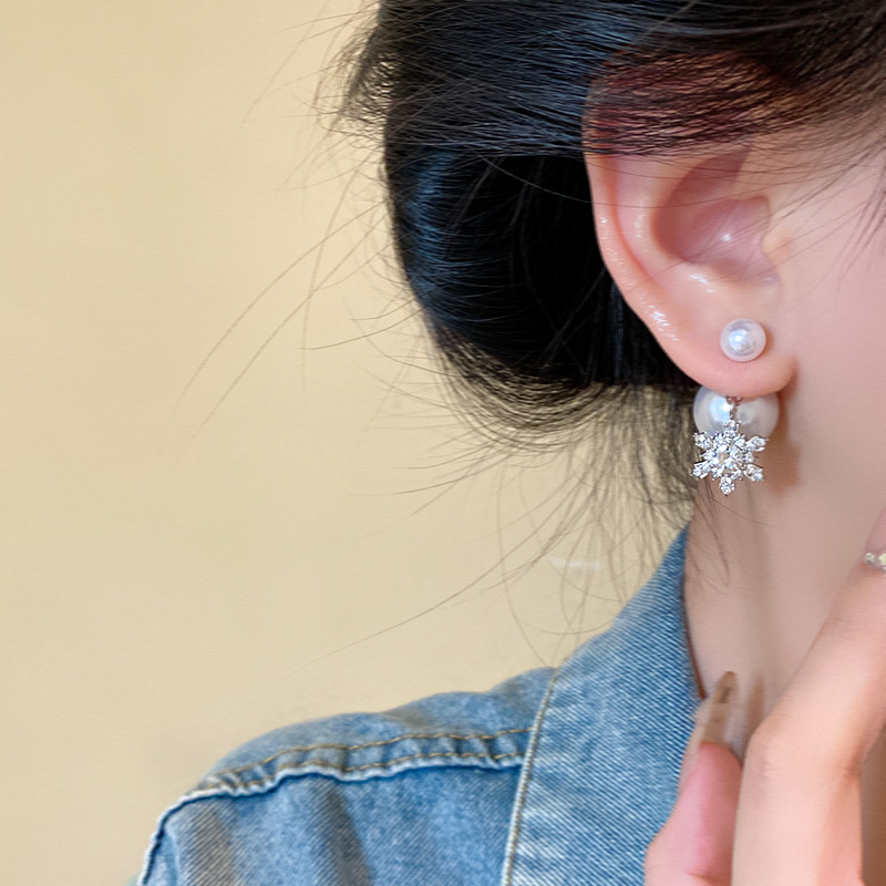 A new Korean-style super shiny full-diamond snowflake earring for women, a pair of pearl stud earrings, the same style as the popular earrings Application Scenario