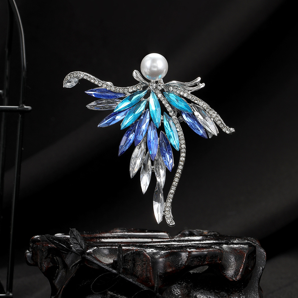 Cross-border European and American gradient crystal diamond-encrusted pearl brooch, light luxury, high-end and elegant, ins style suit coat brooch full figure