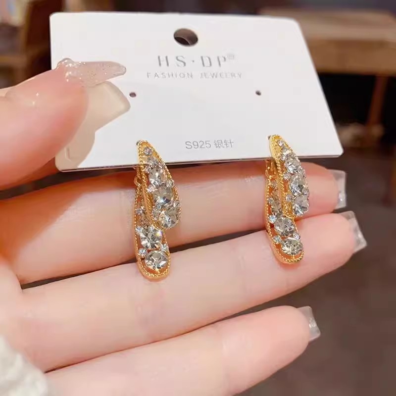 Korean-style full-diamond teardrop earrings are exquisite and elegant. Wearing them from the front and back gives a fashionable and high-end feel. Wholesale of the same style of earrings and earrings as Internet celebrities Application Scenario