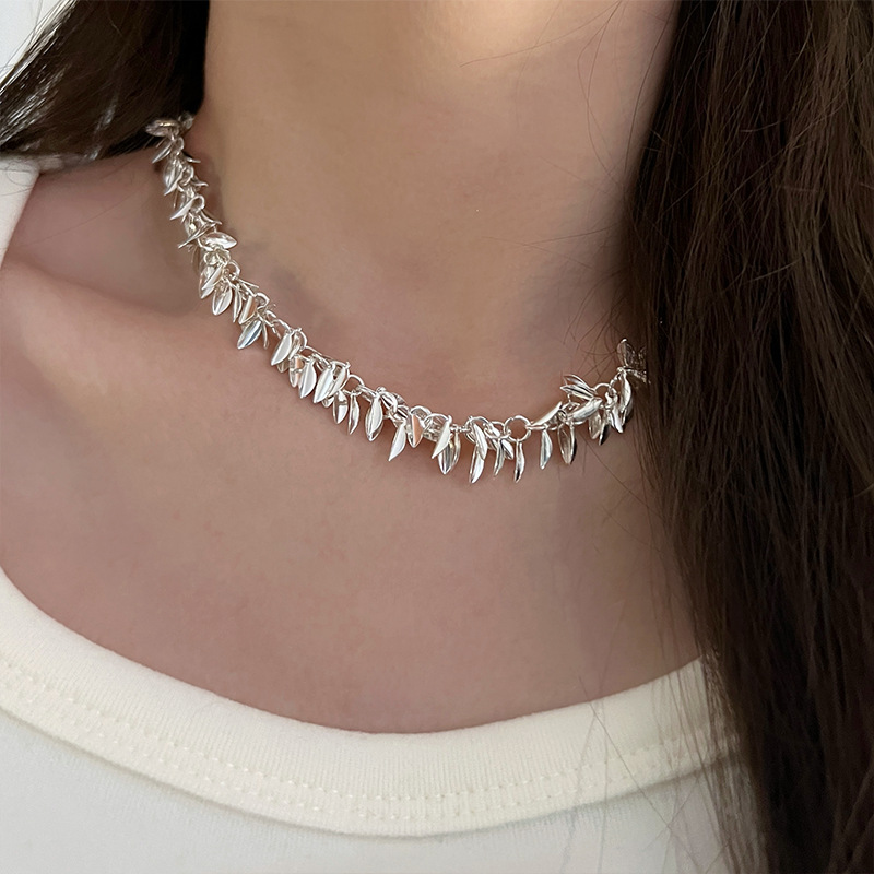 Cold and unique leaf tassel necklace, niche and light luxury style, high-end collarbone chain, neck chain, elegant and fashionable trend Specification drawing