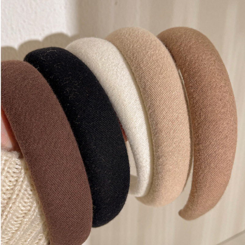 The Maillard hairband is a new high-end headwear for women, featuring a sponge hairpin in coffee color and a high top pressure on the head Specification drawing