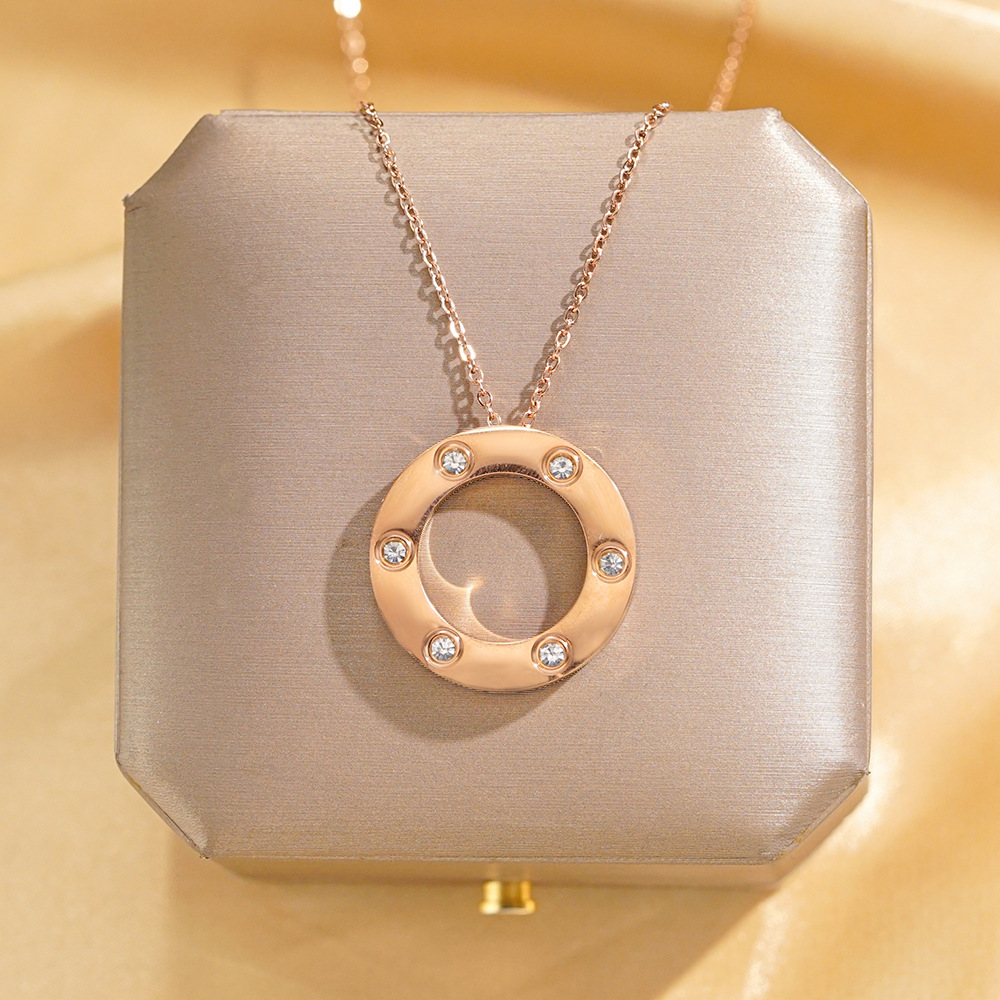 High-quality, light luxury six-diamond round large cake titanium steel necklace, women's niche style, light luxury collarbone chain, high-end accessory Specification drawing