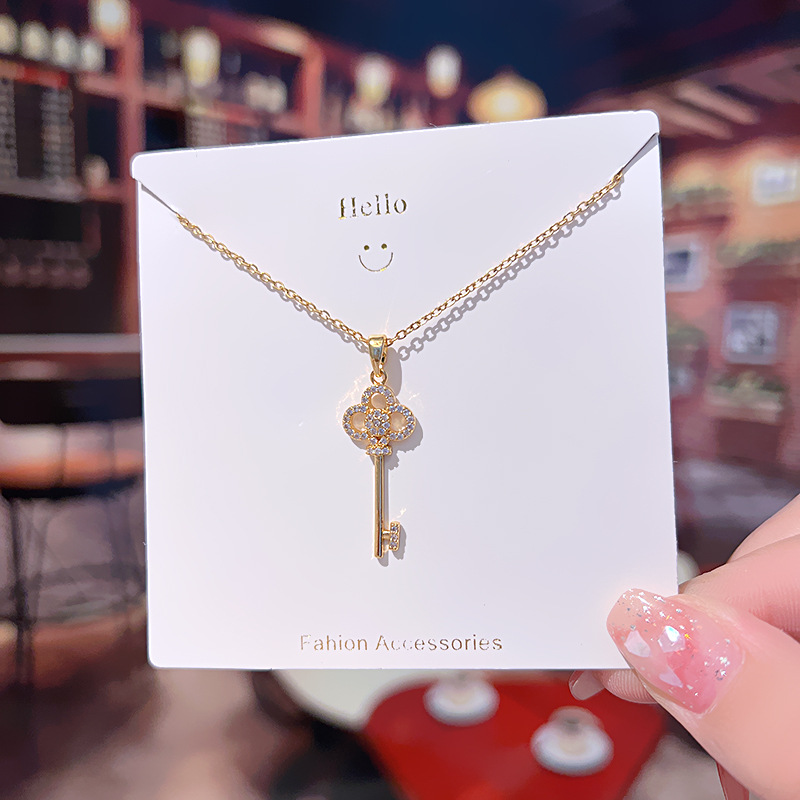 Korean Instagram-style cloverleaf key pendant titanium steel necklace, women's fashionable and simple, internet-famous collarbone chain, versatile accessory Specification drawing
