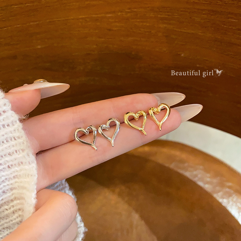 Silver-needle hollowed-out heart-shaped stud earrings, a unique and versatile metal earring with a cold and aloof style for women, and a retro, simple and elegant new type of earrings full figure