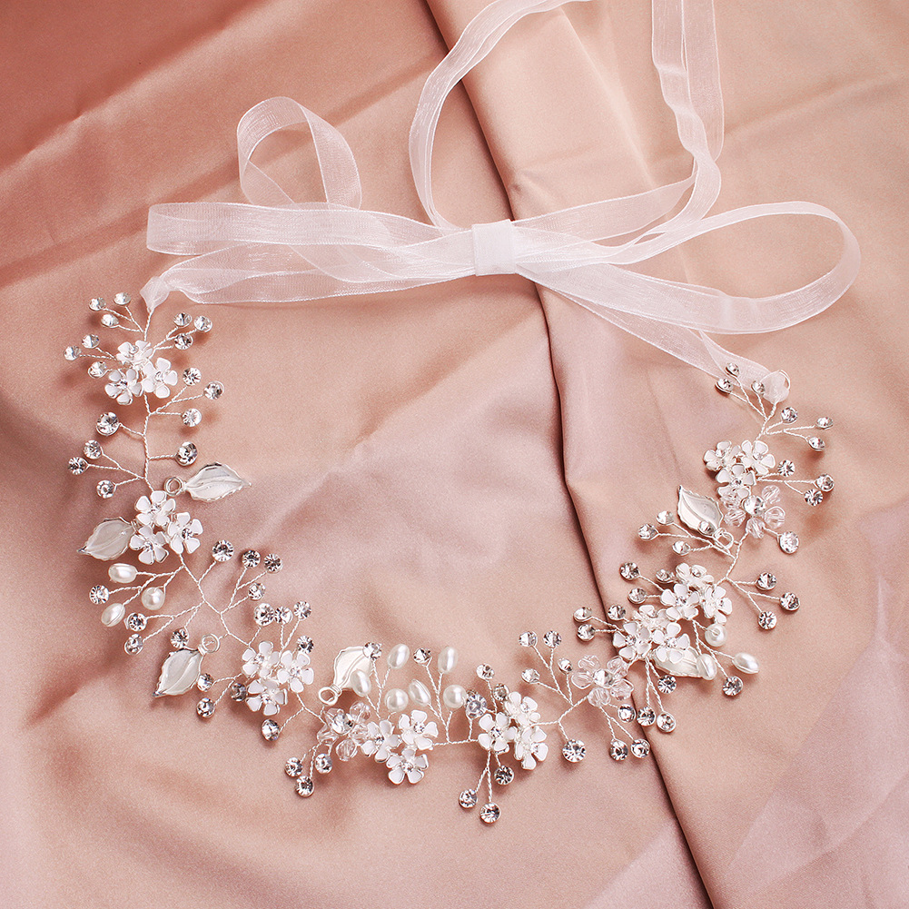 New cross-border pearl handcrafted headband from Europe and America, alloy flower style headband, bride accessory, wedding hair accessory, headband Application Scenario