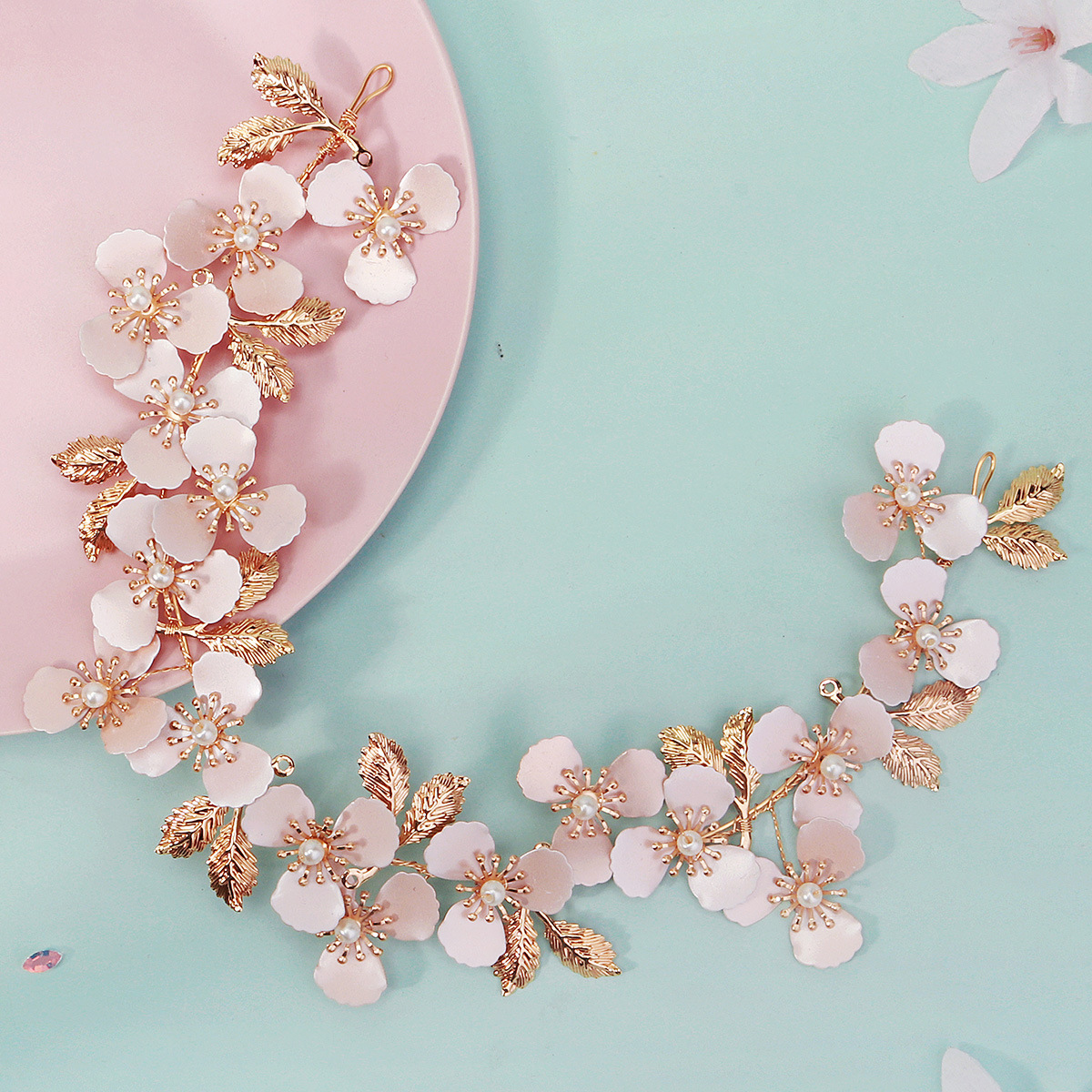 European and American bride headwear, handcrafted flower headbands, fashionable and high-end wedding accessories, metal flower leaf pearl headbands for women details Picture