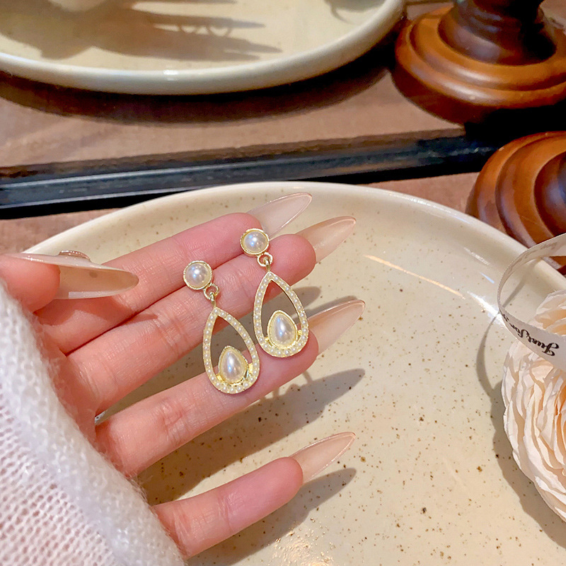 Retro Hong Kong-style gentle pearl earrings for women, with a unique and high-end commuter vibe. The stud earrings are simple, versatile and fashionable Specification drawing