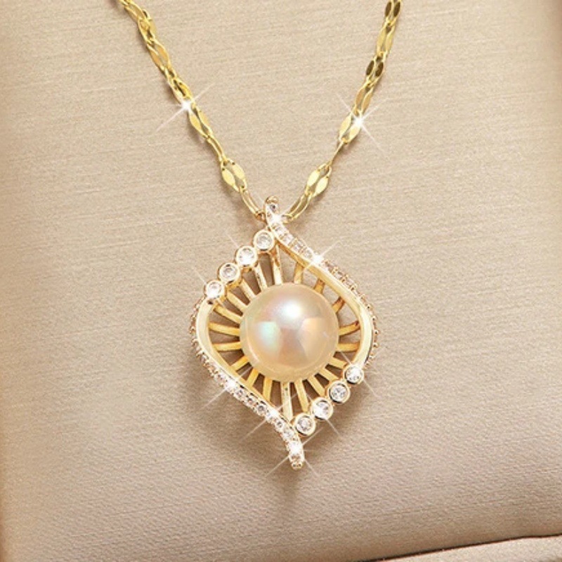 Titanium steel necklace, non-fading, women's summer light luxury niche design, high-end collarbone chain, popular fashion accessory wholesale Application Scenario
