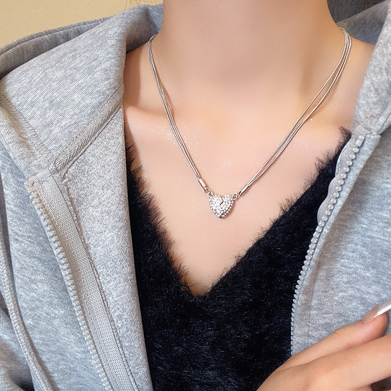 Light luxury, niche, high-end, heart-shaped magnetic multi-layer necklace, versatile for women, elegant and high-end sweater hoodie chain wholesale details Picture