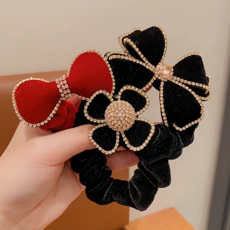 Children's bow hair tie, red velvet rhinestone hair band, girls' New Year hair tie, hair accessories, girls' New Year headwear Application Scenario