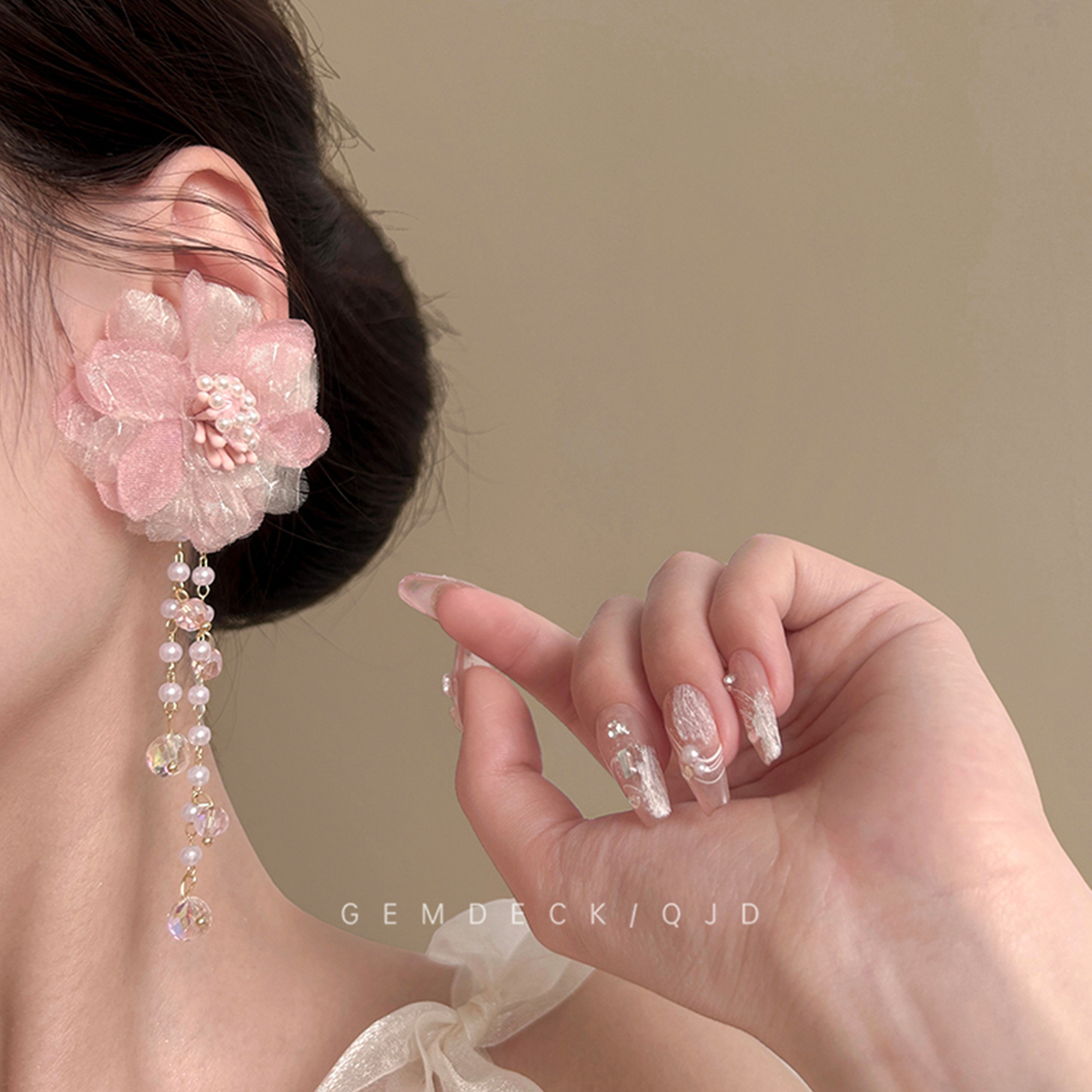 Pink crystal flower pearl necklace, women's dress, dress, exaggerated necklace accessory, seaside atmosphere, collarbone chain Application Scenario