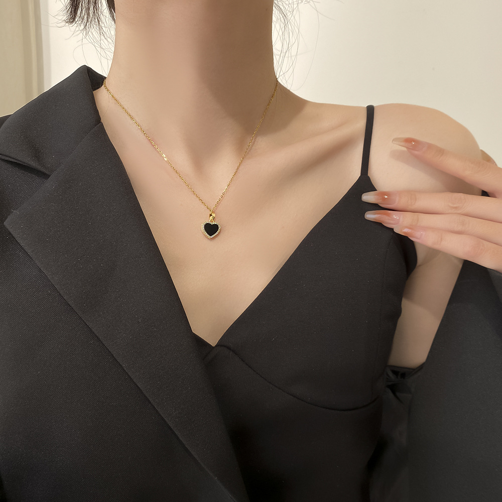 Black and white double-sided heart-shaped pendant titanium steel necklace, women's InS-style niche design sense heart-shaped full diamond collarbone chain accessory details Picture