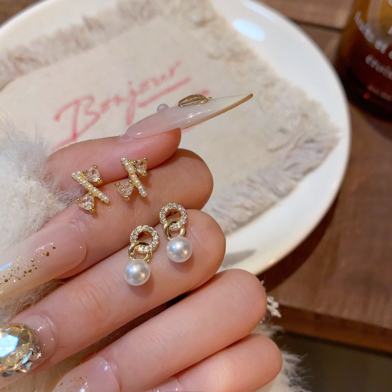 The light luxury and compact double-ring pearl stud earrings exude a feminine charm. The interlocking circular earrings are S925 silver needle earrings, a popular online celebrity accessory Application Scenario