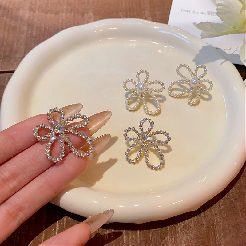 French retro hollowed-out flower pearl stud earrings for women, Korean style ins unique earrings, simple, exquisite and versatile earrings Application Scenario