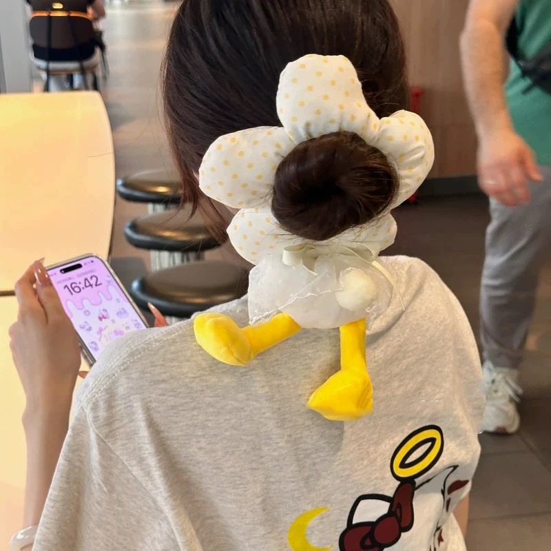 Creative Mickey Mouse red new flower-shaped large intestine hair band for women autumn and winter, cute Mickey Mouse hair band Application Scenario
