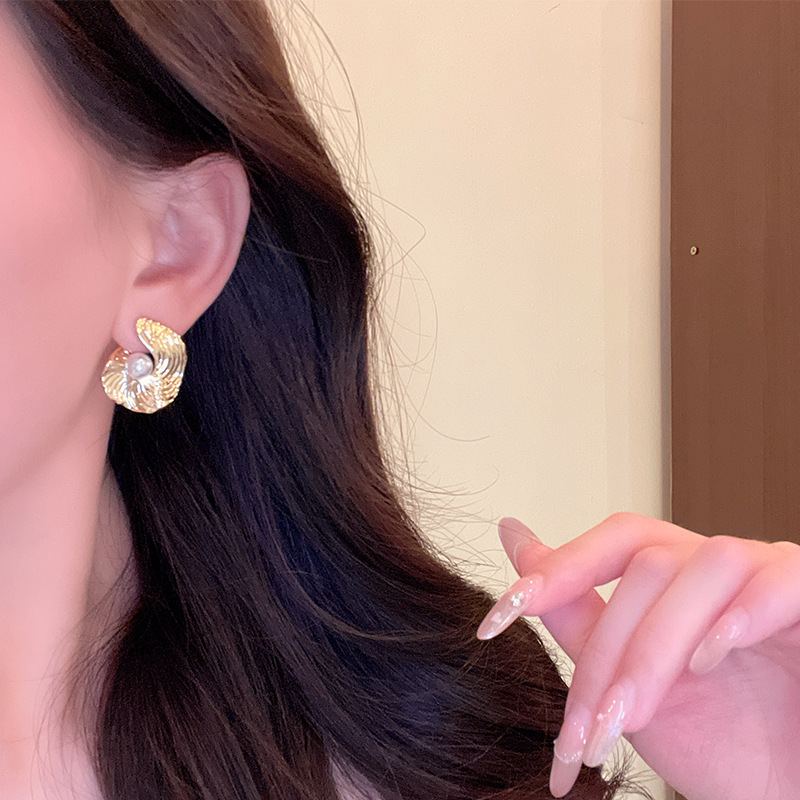 Retro European and American fashion, exaggerated and irregular earrings, women's light luxury, niche and high-end feel, ear studs, elegant and best-selling earrings Application Scenario