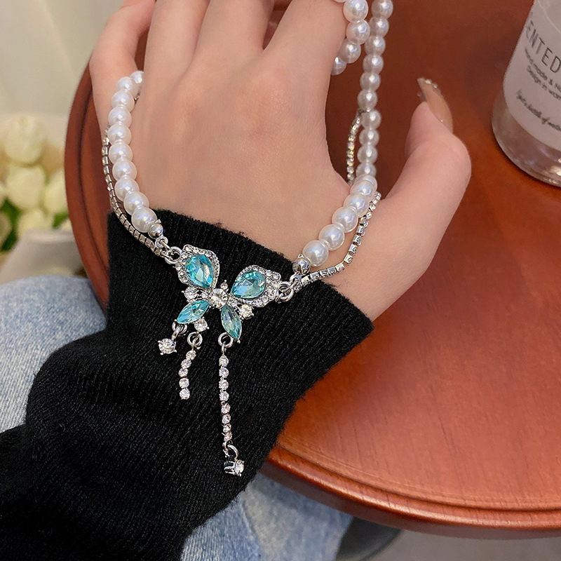 This ultra-ethereal and light luxury blue butterfly pearl necklace exudes a sense of high-end women. It features a double-layered diamond-encrusted tassel collarbone chain accessory details Picture