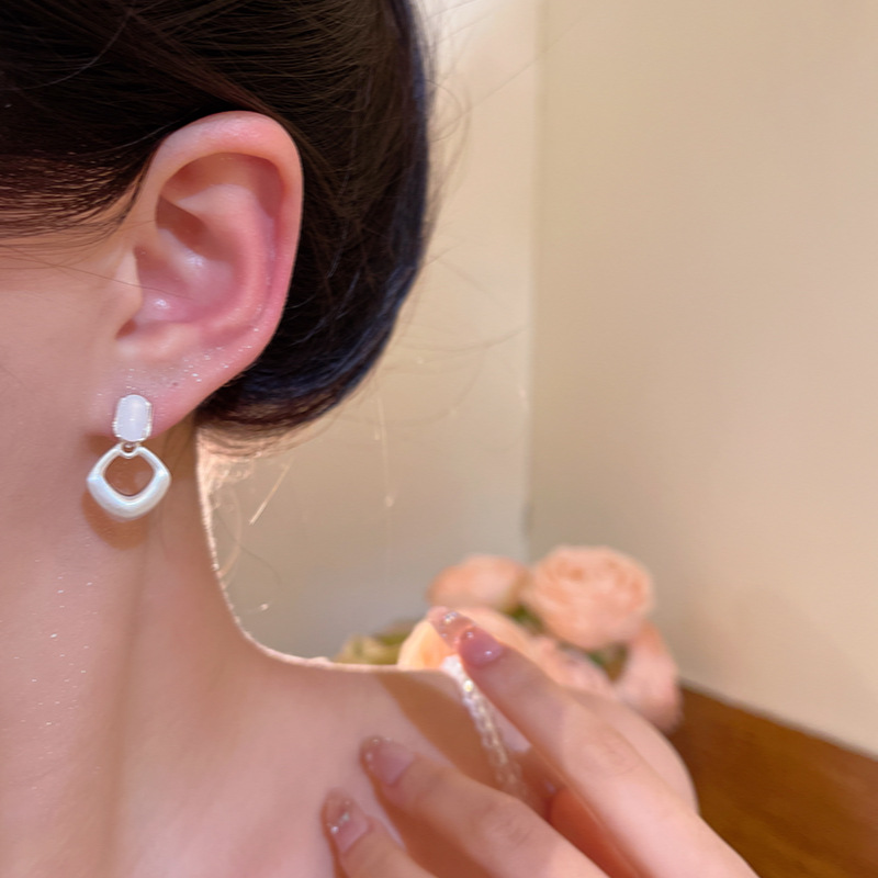 Korean-style simple and elegant brushed matte diamond-shaped ear studs, a cold and aloof female style, a niche and high-end fashion accessory that is popular on the Internet Application Scenario