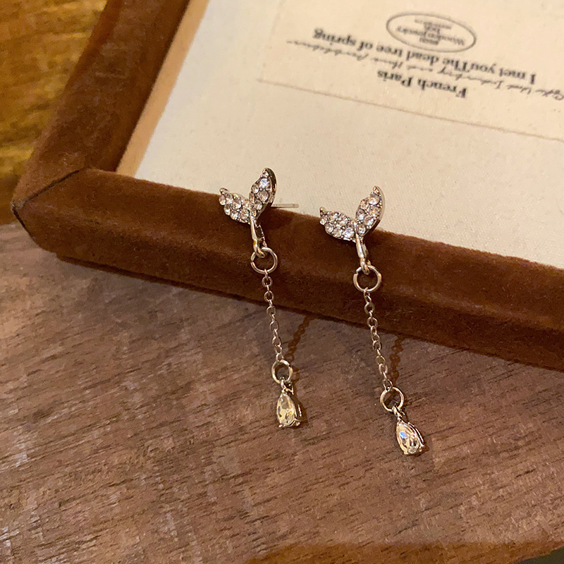 Super sparkling diamond-encrusted fishtail stud earrings, a niche design for women with water drop tassels, a cool and elegant earpiece that has become a popular online celebrity Specification drawing