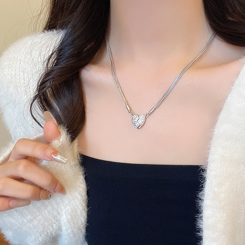 Light luxury, niche, high-end, heart-shaped magnetic multi-layer necklace, versatile for women, elegant and high-end sweater hoodie chain wholesale Application Scenario