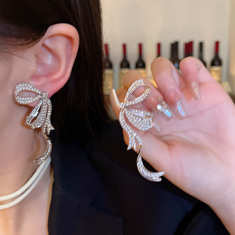 Full-diamond ribbon bow stud earrings in a cold and elegant style for women, light luxury and niche design, high-end and trendy earrings details Picture