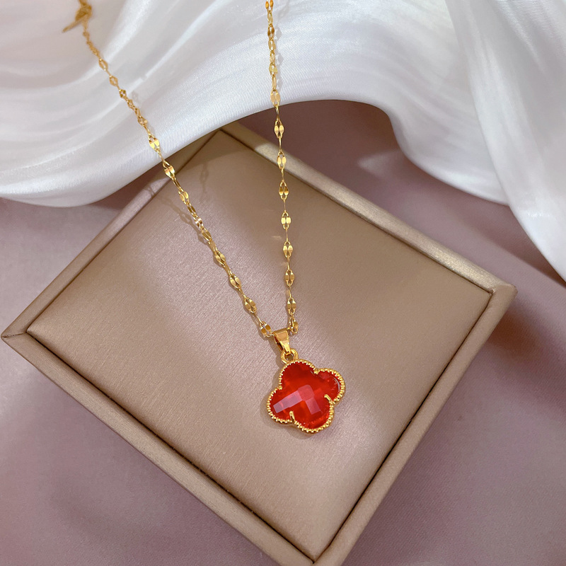 【 Titanium Steel 】 Light luxury slightly inlaid real gold flower minimalist necklace, new women's collarbone chain, light luxury and niche design sense Application Scenario