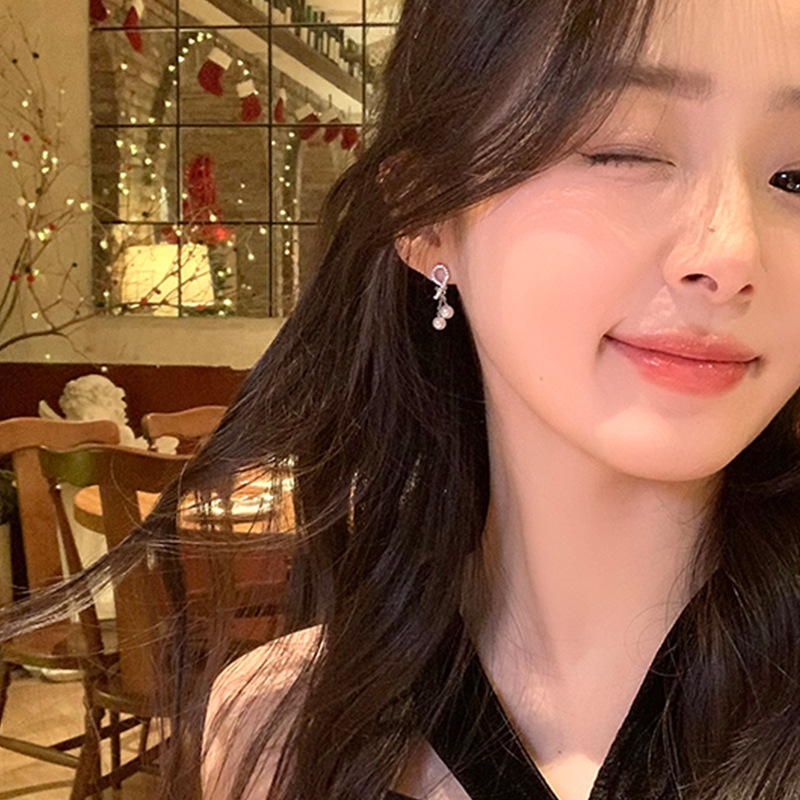 Asymmetrical heart-shaped pearl earrings, a new bestseller for women in 2025, are unique stud earrings with a light luxury style and a high-end feel Application Scenario