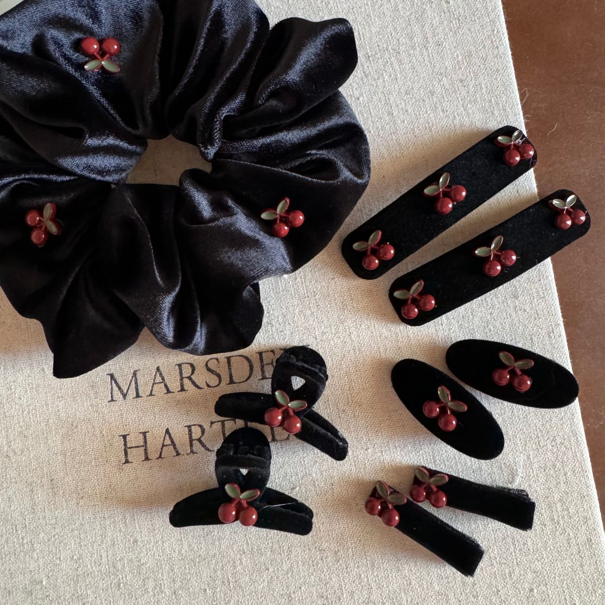 Early spring red cherry retro hair clips for women, black velvet small scratch clips, BB clips, sweet and cute bangs hair accessories, new style Specification drawing