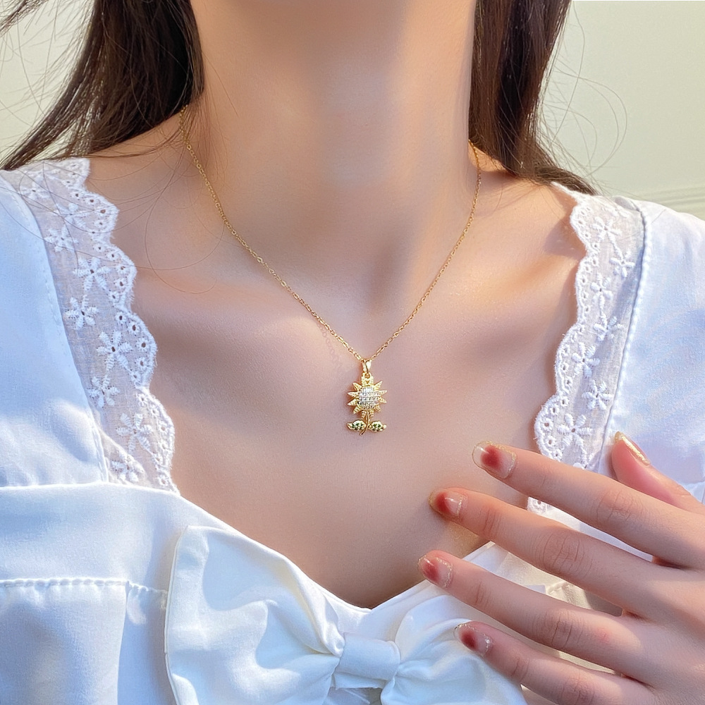 Korean minimalist sunflower pendant titanium steel necklace for women's ins, trendy and versatile, exquisite collarbone chain with full diamonds Application Scenario