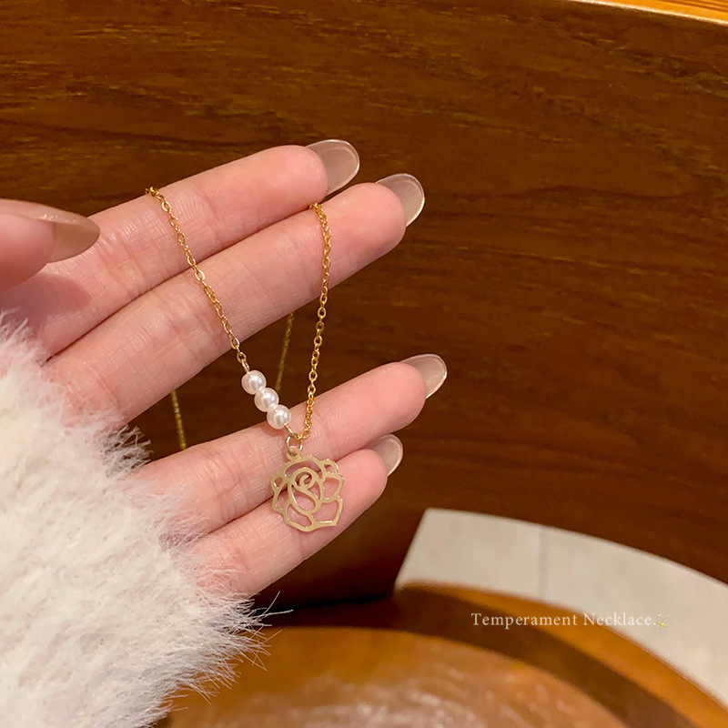 The 2025 new style of hollowed-out rose titanium steel necklace with a light luxury, niche and high-end feel, pearl neckchain and collarbone chain accessories full figure