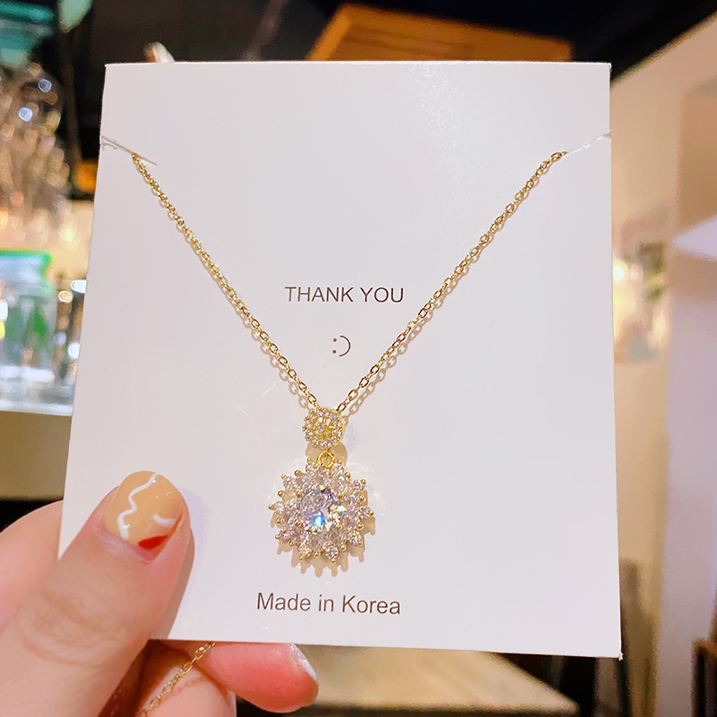 Korean-style light luxury full-diamond zircon flower necklace, a trendy and niche female Instagram influencer collarbone chain, a luxurious design accessory full figure