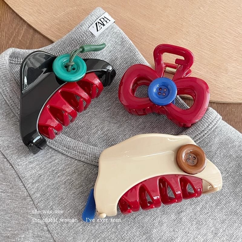 The designer's button gripper is fashionable and elegant. It features a red triangular hairpin, a color-blocked hairpin, and a half-tied shark clip Application Scenario