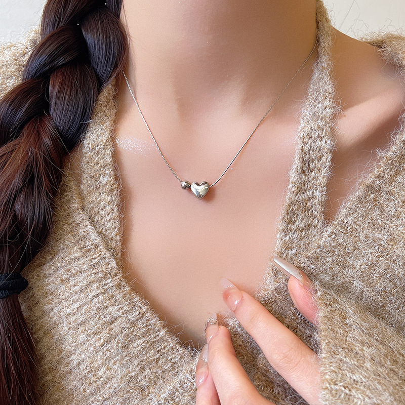 Korean-style simple metal round bead heart-shaped pendant necklace for women, versatile and high-end collarbone chain necklace accessory details Picture