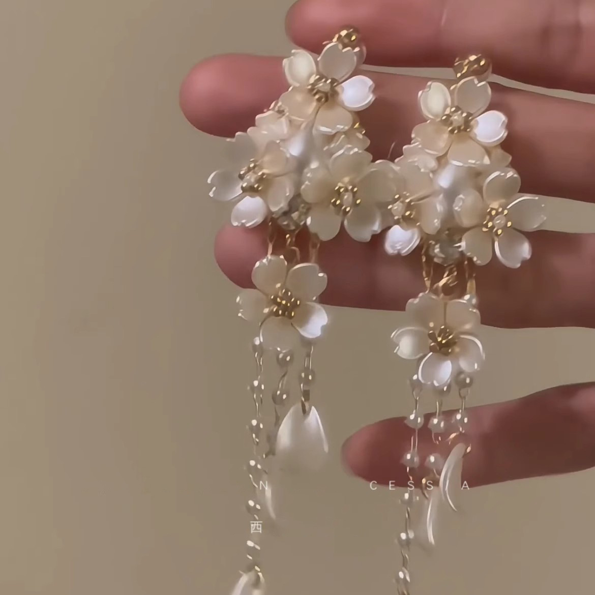 Baroque white flower earrings, 2025 new bestseller, super ethereal pearl earrings, women's French tassel stud earrings, forest style details Picture