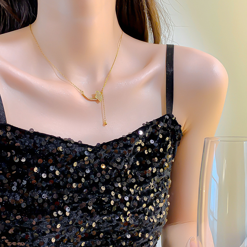 This fashionable and versatile pearl ginkgo leaf tassel necklace exudes a simple and elegant feminine charm and a sense of sophistication. It's a popular collarbone chain Specification drawing