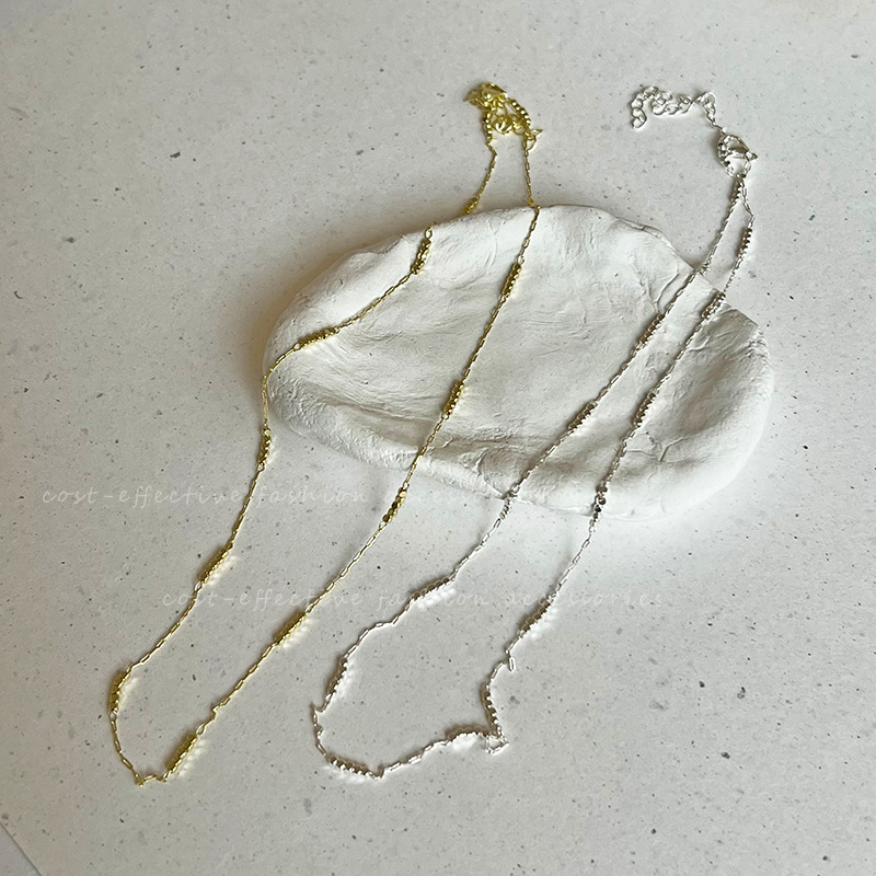 The design sense of the silver necklace for women is light luxury and niche. The plain chain collarbone chain is simple and elegant. It is a trendy necklace accessory full figure
