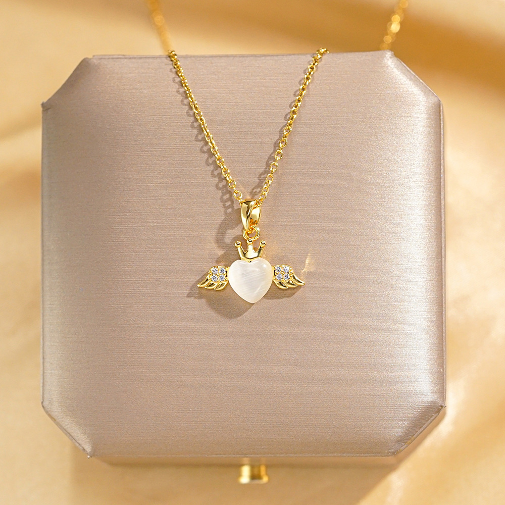 Cat's eye stone heart-shaped small wing necklace, a niche design for women, a popular collarbone chain, a cold style high-end neckchain accessory full figure