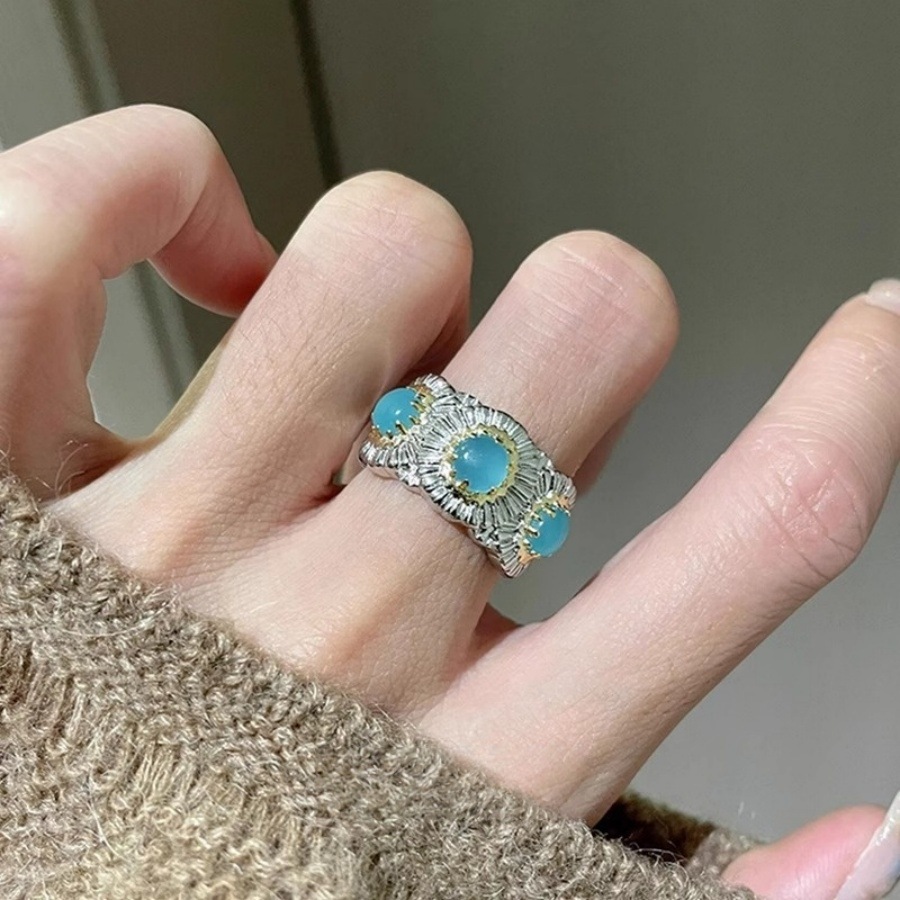 A vintage, light luxury, high-end and niche design of a Buccirati-style brushed blue sapphire Daisy ring, versatile and exquisite details Picture