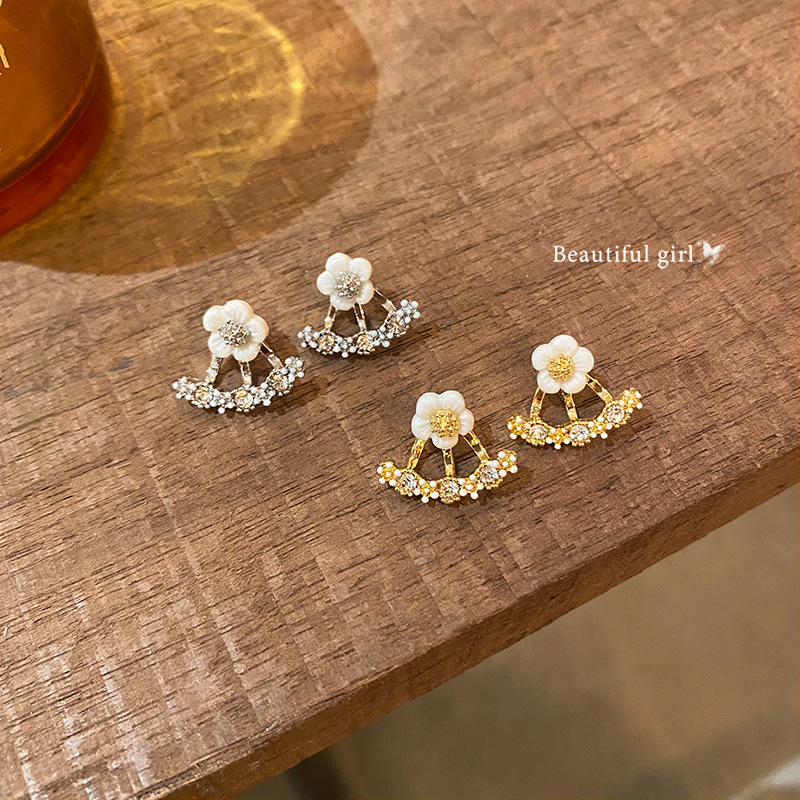 Korean-style Daisy back-hanging ear studs, exquisite and fashionable, fresh and delicate earrings, design sense, elegant and stylish earrings, high-end earrings Application Scenario