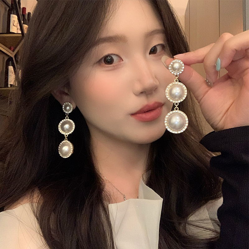 European and American exaggerated Baroque pearl earrings, women's retro and high-end feel, full diamond pearl stud earrings, light luxury and cold style earrings details Picture