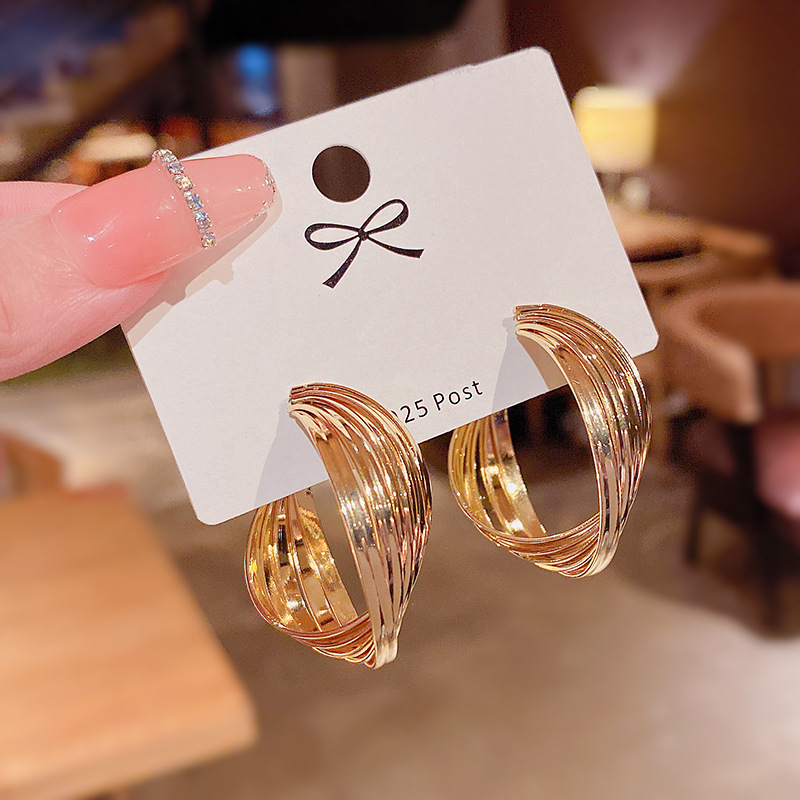 European and American retro metallic exaggerated large circle earrings, versatile and elegant twisted twist ear ring earrings Application Scenario