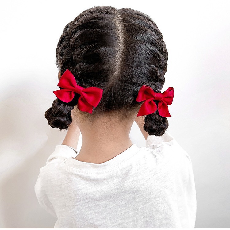 A girl's bow hairpin, hair clip, black cute bangs, broken children's simple headwear and hair accessory gifts Application Scenario