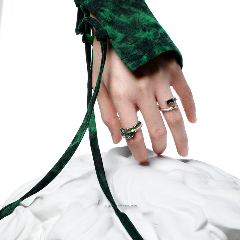 Original and unique isn snake-shaped niche design with a sense of sophistication. Slytherin Snake House girl closes her eyes and enters the new style Specification drawing