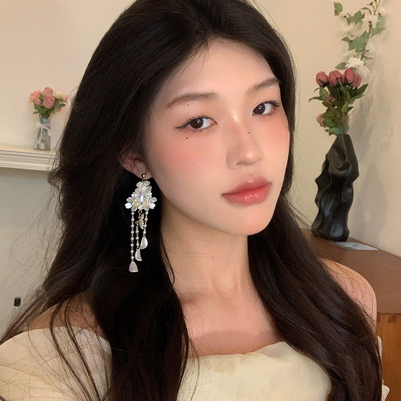 French light luxury and high-end floral stud earrings, sweet and versatile forest style, long tassel earrings, elegant and trendy earrings Specification drawing