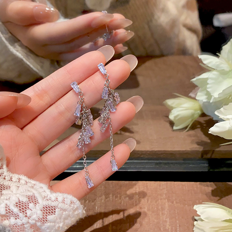 Super flash Zircon tassel long earrings for women, with a touch of light luxury and a design sense for socialites. Autumn and winter, a unique and cool ear accessory full figure