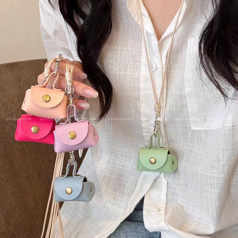 Spring and Summer dopamine leather necklaces, women's 2025 new long magnetic decorative collarbone chain accessory full figure