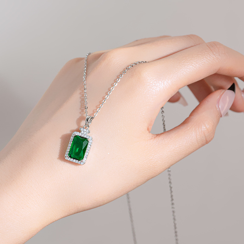 Emerald gemstone perfume bottle pendant, silver titanium steel necklace, women's niche design, trendy and light luxury collarbone chain wholesale Application Scenario